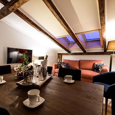 Air-conditioned Attic Old Town Main Railway Station Apartmán