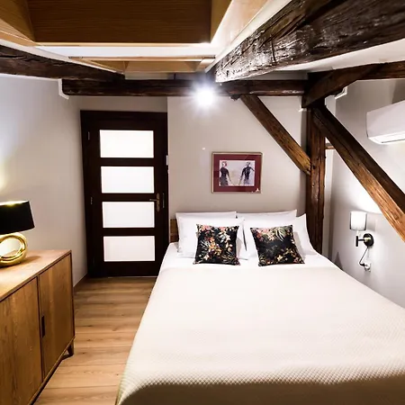 Air-conditioned Attic Old Town Main Railway Station Apartmán *